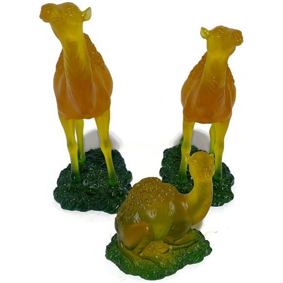 Camel Family Figurines Set of Three Pieces With Storage Box - Picture 2 of 16